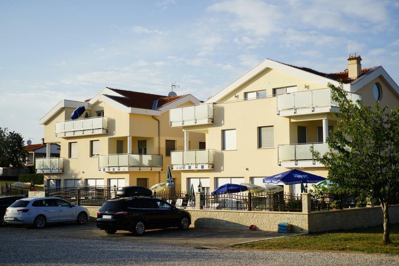 Funtana Appartements an der 1 Reihe vom Meer Exterior foto